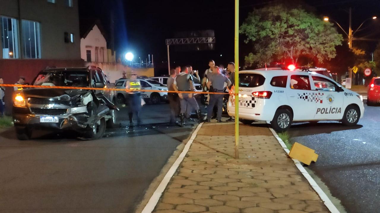 Foto 7 de 15 — Viatura da PM e Caminhonete batem violentamente no Jardim Brasil